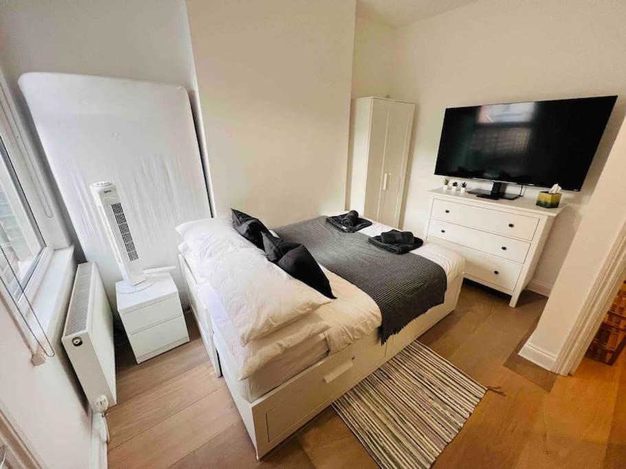 Lovely 2 Bedroom Ground Floor Flat With Garden. Λονδίνο Εξωτερικό φωτογραφία
