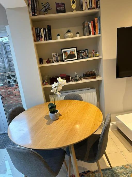 Lovely 2 Bedroom Ground Floor Flat With Garden. Λονδίνο Εξωτερικό φωτογραφία