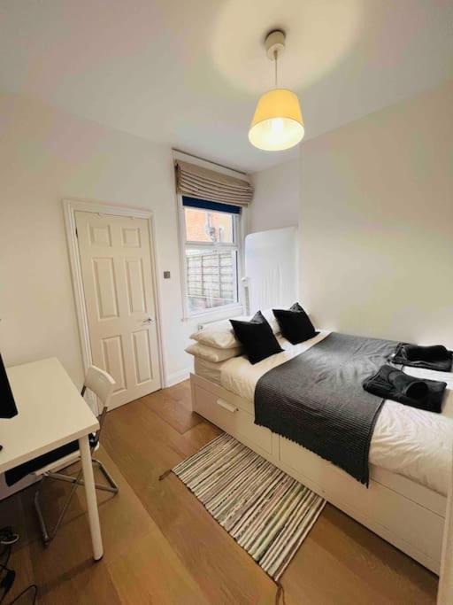 Lovely 2 Bedroom Ground Floor Flat With Garden. Λονδίνο Εξωτερικό φωτογραφία