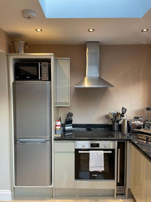 Lovely 2 Bedroom Ground Floor Flat With Garden. Λονδίνο Εξωτερικό φωτογραφία